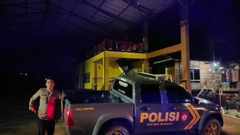 Antisipasi Gangguan Malam Hari, Polsek Baraka Polres Enrekang Lakukan Patroli Blue Light