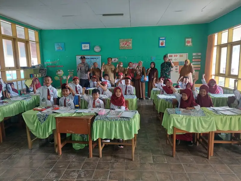 Bhabinkamtibmas Polsek Alla Dampingi Nakes Dalam Kegiatan Pekan Imunisasi Nasional (PIN) Polio Di Wilayah Binaannya