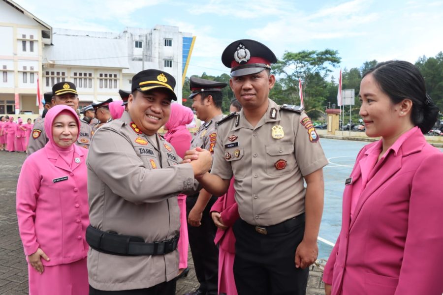 *Kapolres Toraja Utara Pimpin Upacara Korps Raport Kenaikan Pangkat 26 Personel*