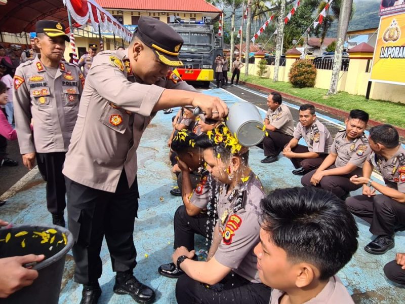 *Kapolres Tana Toraja Pimpin Upacara Korps Raport Kenaikan Pangkat*