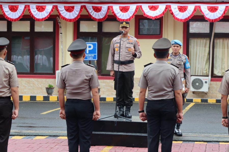 Sebanyak 16 personel Polres Bantaeng Polda Sulsel melaksanakan upacara Korps Raport Kenaikan Pangkat periode 01 Juli 2024