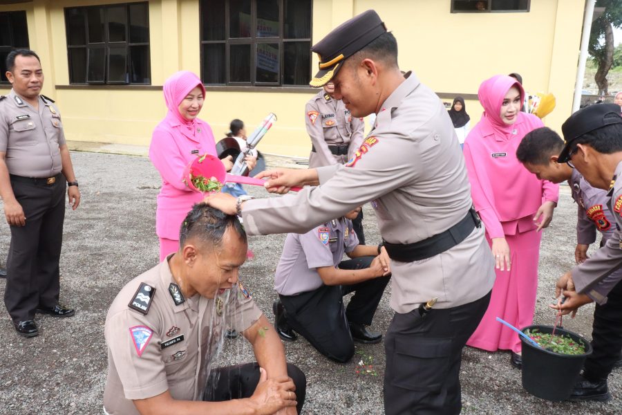 Polres Soppeng melaksanakan kegiatan upacara laporan kenaikan pangkat personil polres soppeng periode 01 Juli 2024