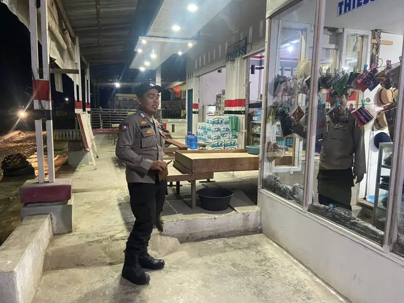 Personil Polsek Anggeraja Laksanakan Patroli Blue Light Dan Sambangi Toko Sembako