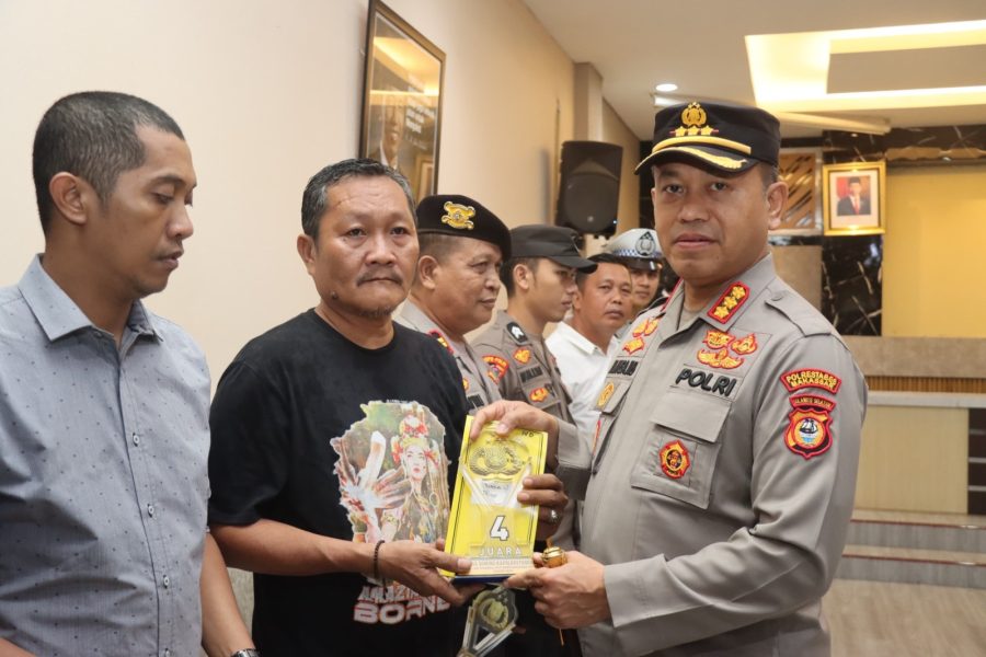 Kapolrestabes Makassar Menyerahkan Hadia Kepada Pemenang Perlombaan Menyambut Hari Bhayangkara ke-78