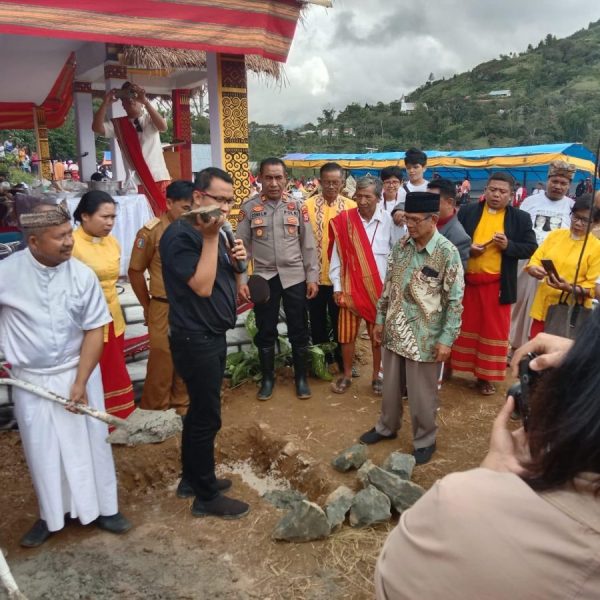 Polres Tator Berikan Rasa Aman dalam Perayaan 100 Tahun Baptisan Pertama di Simbuang