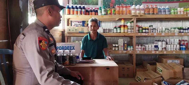 Bhabinkamtibmas Polsek Anggeraja Sambang Ke Toko Pertanian Dan Tak Lupa Sampaikan Himbauan Ke Pemilik Toko