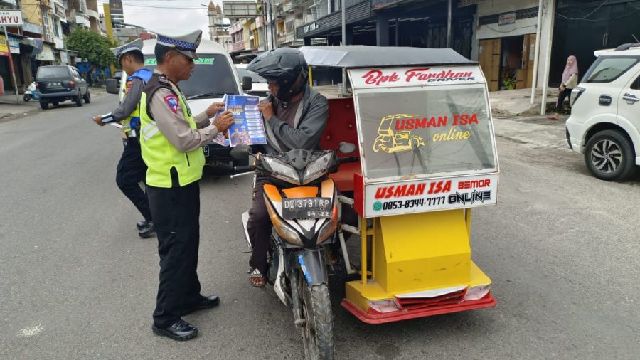 Satlantas Polres Sidrap Edukasi Pengendara Melalui Pemasangan Stiker dan Pembagian Brosur