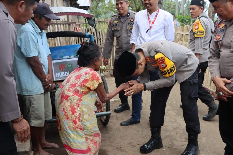 Kegiatan Assiama Presisi Polres Bantaeng kali ini menyasar 3 titik pelaksanaan menemui warga kurang mampu berbagi sembako dan pemeriksaan kesehatan gratis.