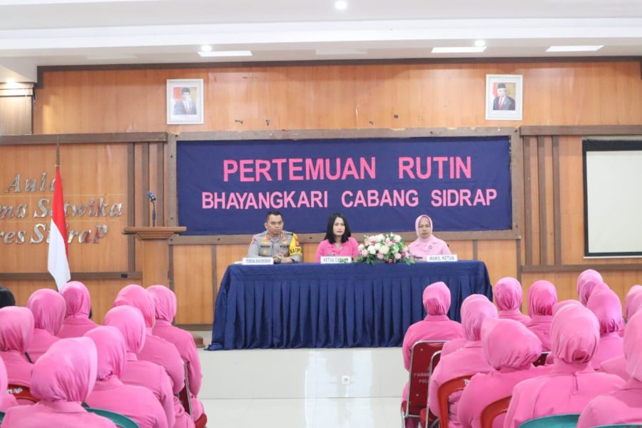 Kapolres Sidrap Baru Beri Arahan dalam Pertemuan Rutin Bhayangkari Serta Serahkan Tali Asih Ke Warakawuri