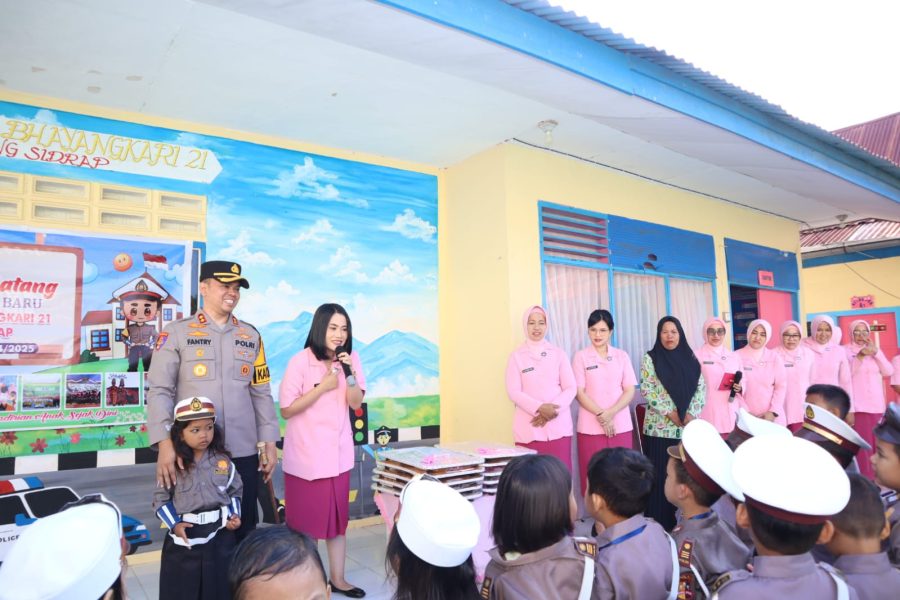 Pejabat Baru Kapolres Sidrap Bersama Ketua Bhayangkari Kunjungi TK Kemala Sekaligus Berikan Bantuan