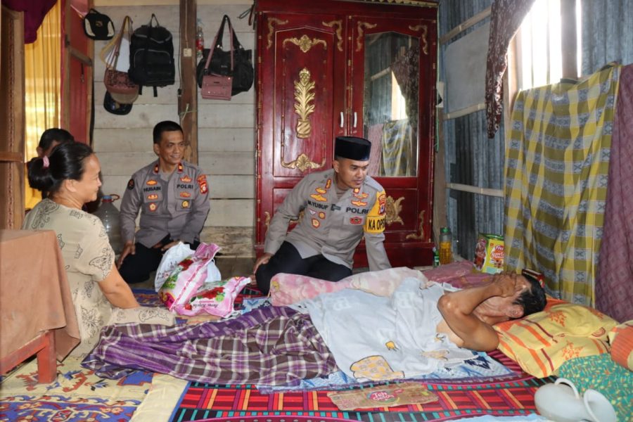 Kapolres Soppeng Melaksanakan Bansos Kepada Warga Kurang Mampu Yang Menderita Sakit Stroke