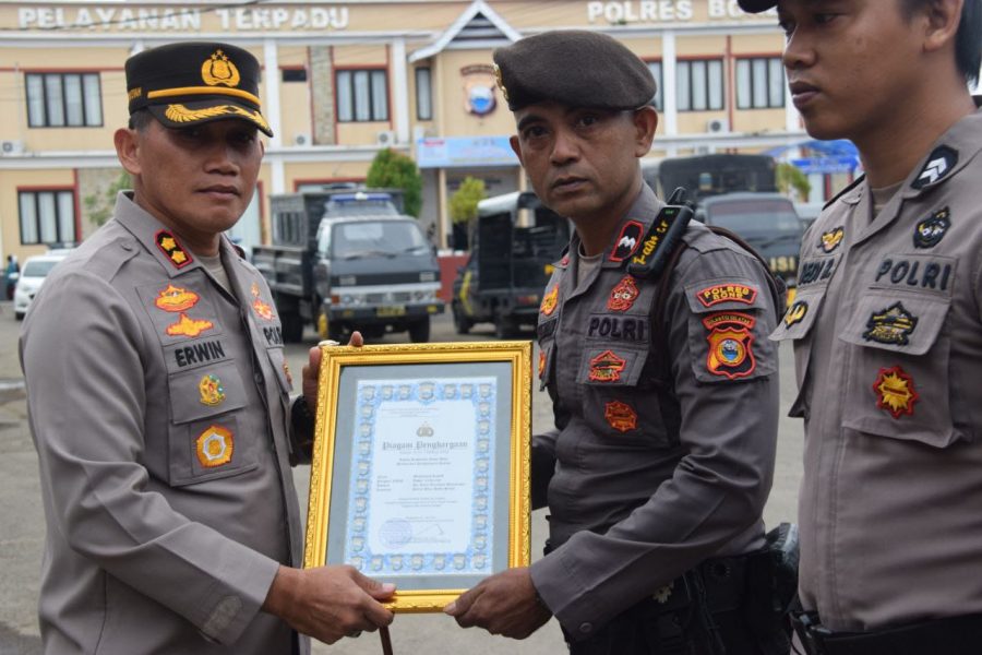 Kapolres Bone Berikan Penghargaan kepada Personel Berprestasi