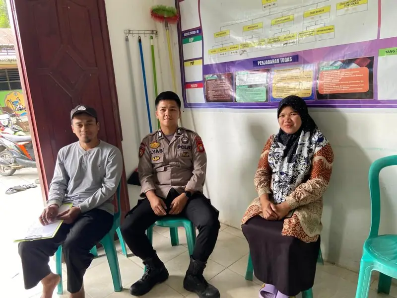 Bhabinkamtibmas Polsek Anggeraja Sambang Ke Warga Di Desa Binaannya Dan Sampaikan Himbauan Kamtibmas