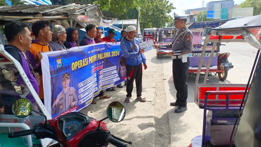 Sat Lantas Polres Sidrap Bagikan Pamflet dan Berikan Edukasi Keselamatan kepada Pengendara Ojek Konvensional