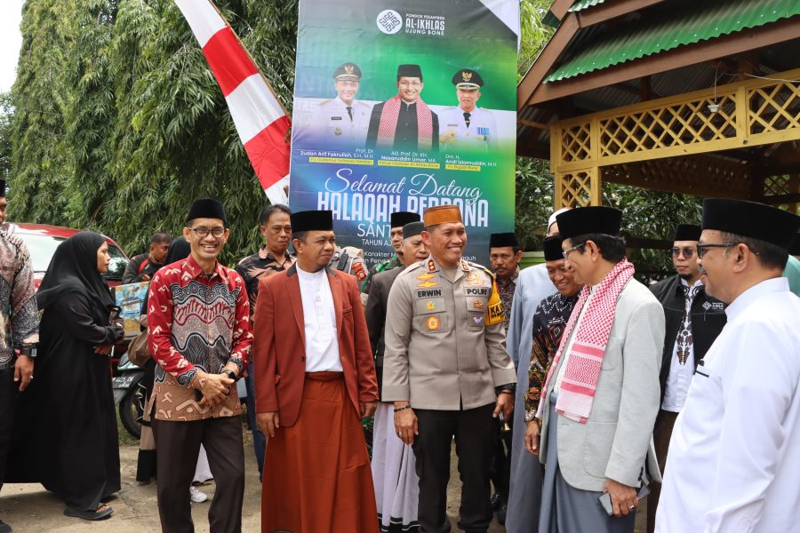 Kapolres Bone AKBP Erwin Syah,S.H., S.I.K.,M.H. Hadiri Acara Halaqah Perdana Santri Baru Pondok Pesantren Al-Ikhlas Ujung Bone Tahun Ajaran 2024-2025