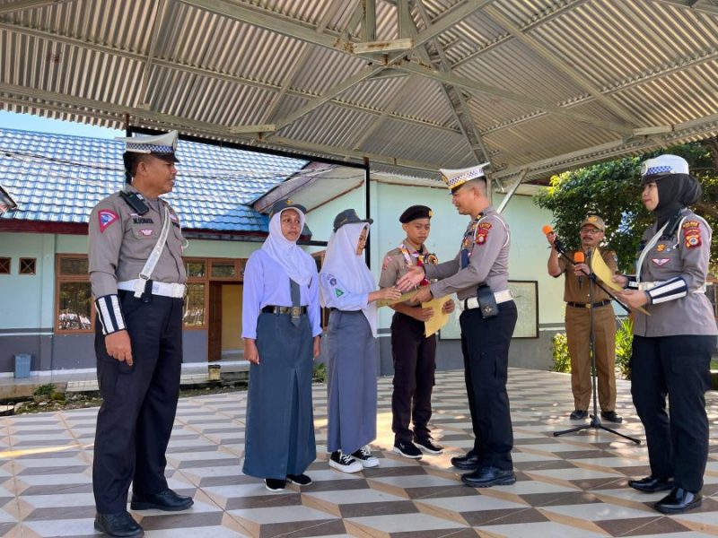 Edukasi Keselamatan berlalu lintas Satlantas Polres Luwu Utara Gelar “Police Goes to School” di SMKN 2 Luwu Utara