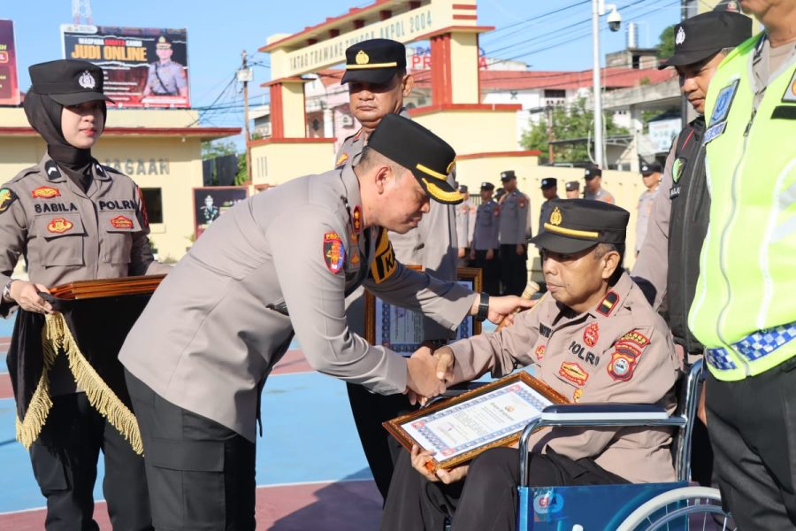 Kapolres Sidrap beri penghargaan Personelnya Yang Berprestasi
