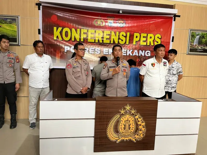 Gelar Konferensi Pers Pengungkapan 3 Orang Pelaku Penyalahgunaan Narkotika, Waka Polres Enrekang Komitmen Berantas Peredaran Narkotika Di Kabupaten Enrekang