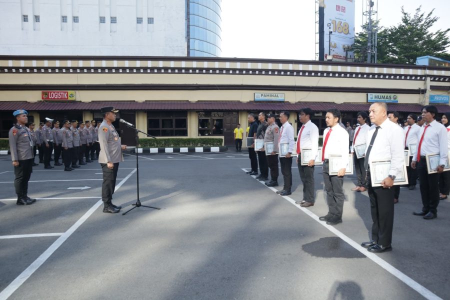 Kapolrestabes Makassar Berikan Penghargaan kepada Personil Berprestasi