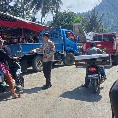 Dekatkan Diri Dengan Masyarakat, Bhabinkamtibmas Polres Tator Pengamanan Acara Adat
