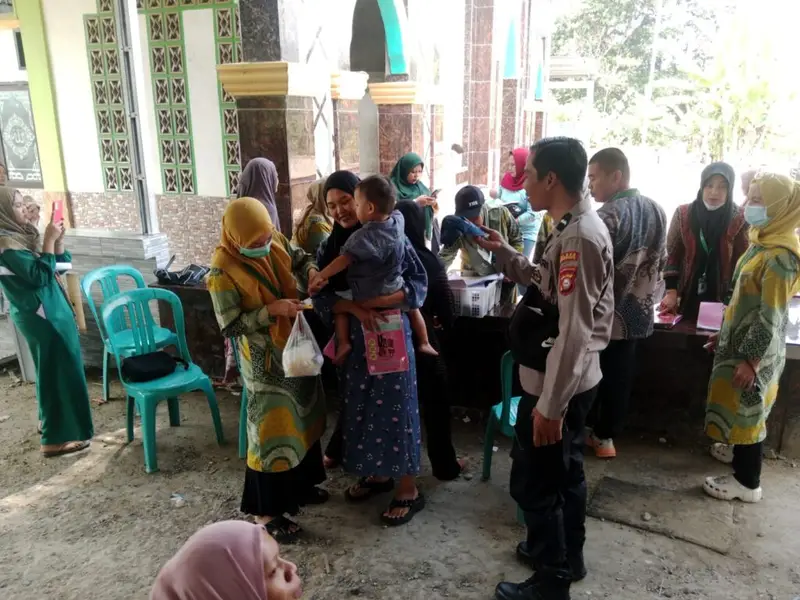Sambang ke Posyandu, Bhabinkamtibmas Polsek Alla sisipkan pesan kamtibmas