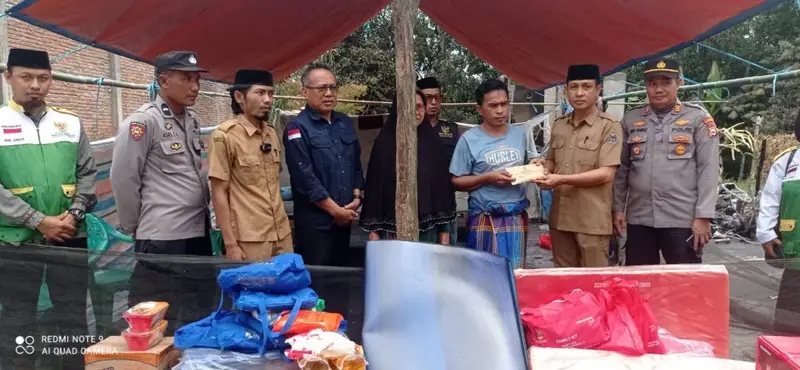 Dampingi Baznas, Bhabinkamtibmas Polsek Maiwa Kawal Penyerahan Bantuan Korban Kebakaran
