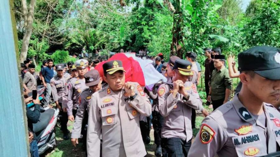 Selain Melayat Kapolres juga ikut Usung Jenazah Ke Pemakaman