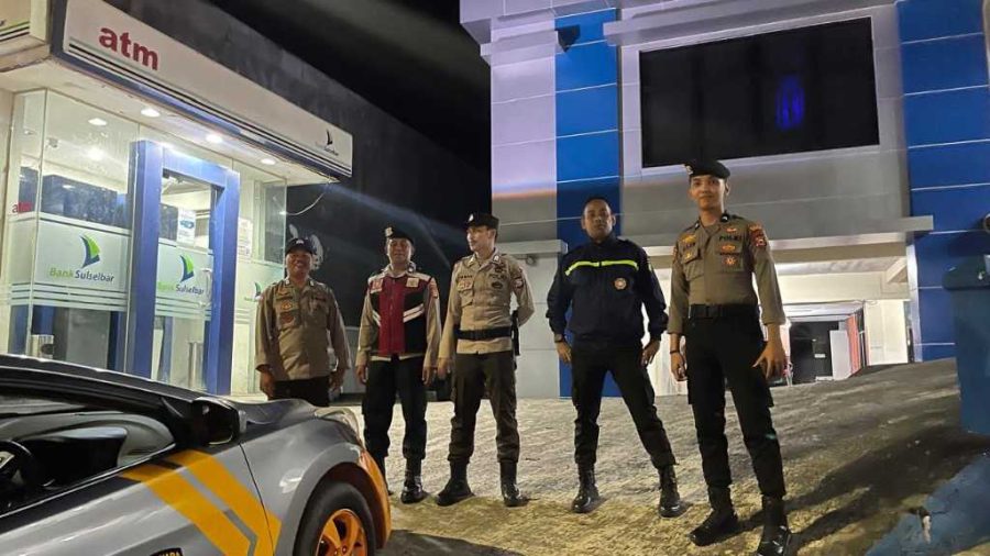 Ciptakan Kamtibmas Memasuki Masa Pemilukada 2024, Polsek Enrekang lakukan Patroli Blue Light pada Obyek Vital Enrekang