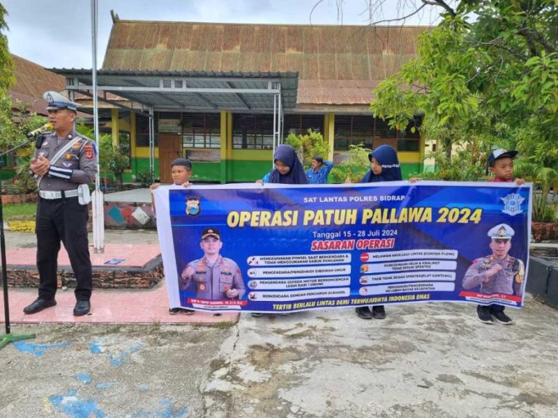 Edukasi Lalu Lintas di Hari Ketiga Operasi Patuh Pallawa 2024: Sat Lantas Polres Sidrap Sambangi SMP 2 Pangsid