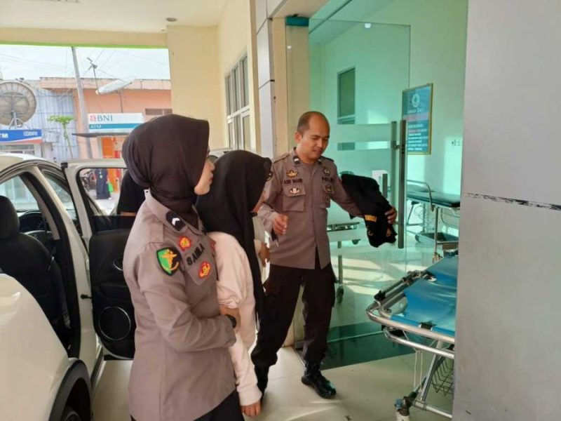 Cepat Tanggap, Tim Dokkes Polres Sidrap Evakuasi Korban Kecelakaan di Depan Mako