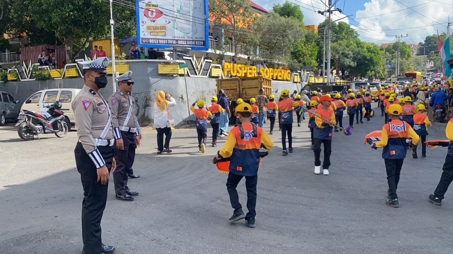 Pengamanan Maksimal, Personil Polres Soppeng Kawal Kegiatan Gerak jalan dan Karnaval