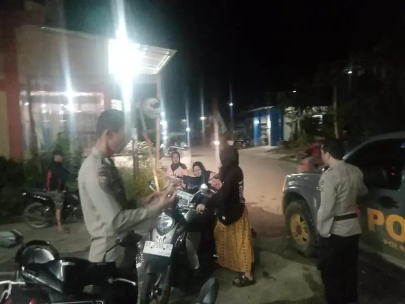 Antisipasi Gangguan Malam Hari, Polsek Baraka Polres Enrekang Lakukan Patroli Blue Light