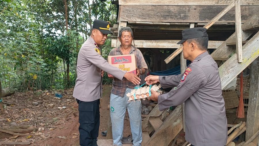 Polsek Pitu Riase Hadir di Tengah Kesulitan Dengan Mengunjungi Warga Kurang Mampu