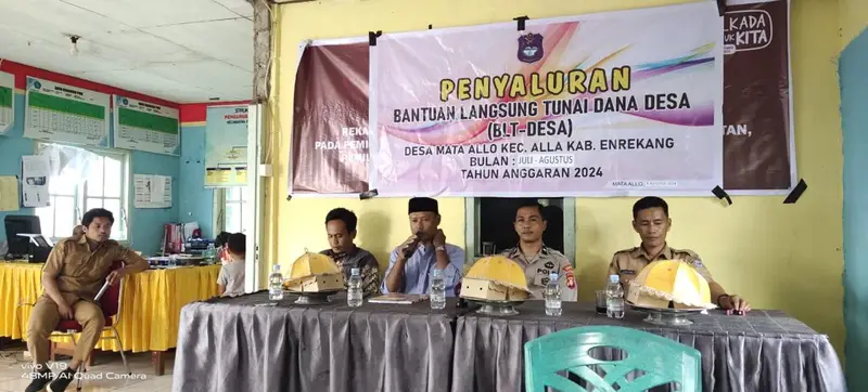 Bhabinkamtibmas Polsek Alla Laksanakan Pendampingan Penyaluran BLT DD