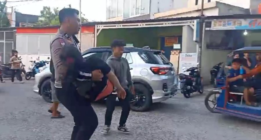 Sigap!, Satlantas Polres Sidrap evakuasi Pelajar yang pingsan usai gerak jalan HUT Ke 79 RI