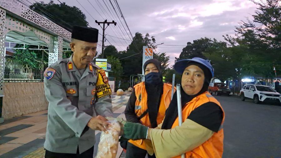 Personel Polres Palopo Mengadakan Sedekah Subuh didepan Masjid Hidayatul Ikhlas