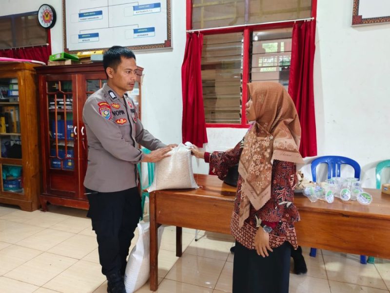 Penyaluran Bansos Pemerintah, Bhabinkamtibmas Polres Tator aktif Pendampingan