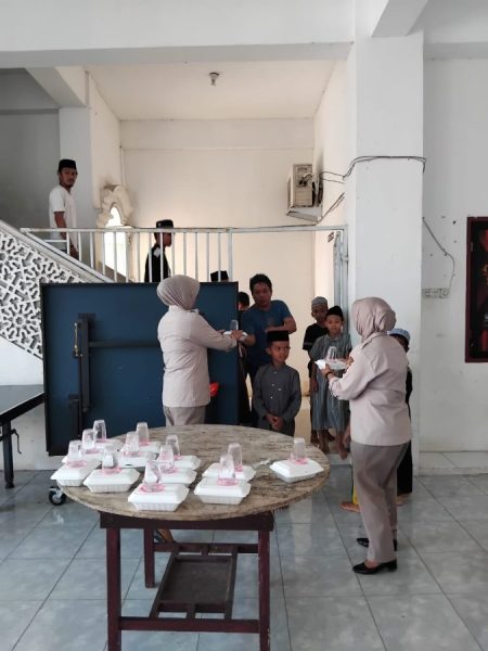 Implementasi Program Kapolres, Polres Sidrap Giatkan Sedekah Jumat Ke Jama’ah Masjid Al-Ikhlas