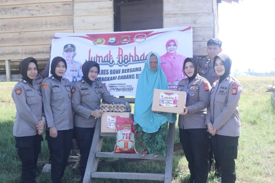 Jumat Berbagi Polres Bone Bersama Bhayangkari Cabang Bone: Bantuan Sosial untuk Warga Kecamatan Tanete Riattang Timur