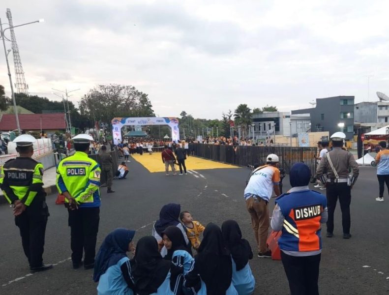 Puluhan Personel Polres Soppeng Melaksanakan Pengamanan Kegiatan Fun Run Latemmamala Culture History Fest Kab. Soppeng Tahun 2024