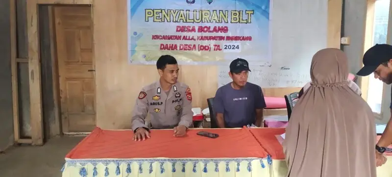 Bhabinkamtibmas Polsek Alla Melakukan Pengawalan Penyaluran Bantuan Langsung Tunai Dana Desa (BLT-DD) Di Desa Binaanya