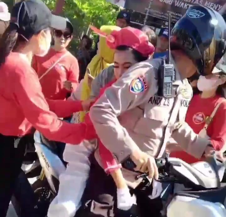 Insiden Peserta Gerak Jalan Pingsan, Bhabinkamtibmas Polres Sidrap Tanggap Evakuasi ke Puskesmas