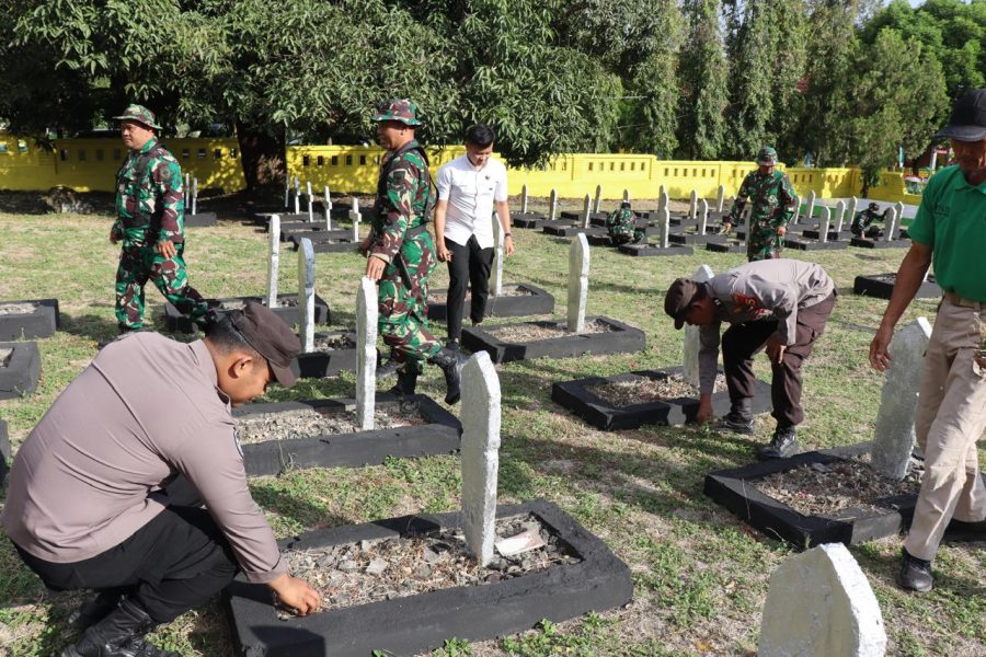 Memperingati HUT ke-79 kemerdekaan RI, Polres Soppeng Ikut Serta Karya Bakti Pembersihan Taman Makam Pahlawan (TMP)