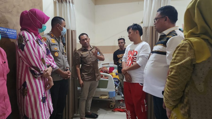 Kapolres Palopo, AKBP Safi’i Nafsikin menjenguk korban kecelakaan lalu lintas di RS Mujaisyah