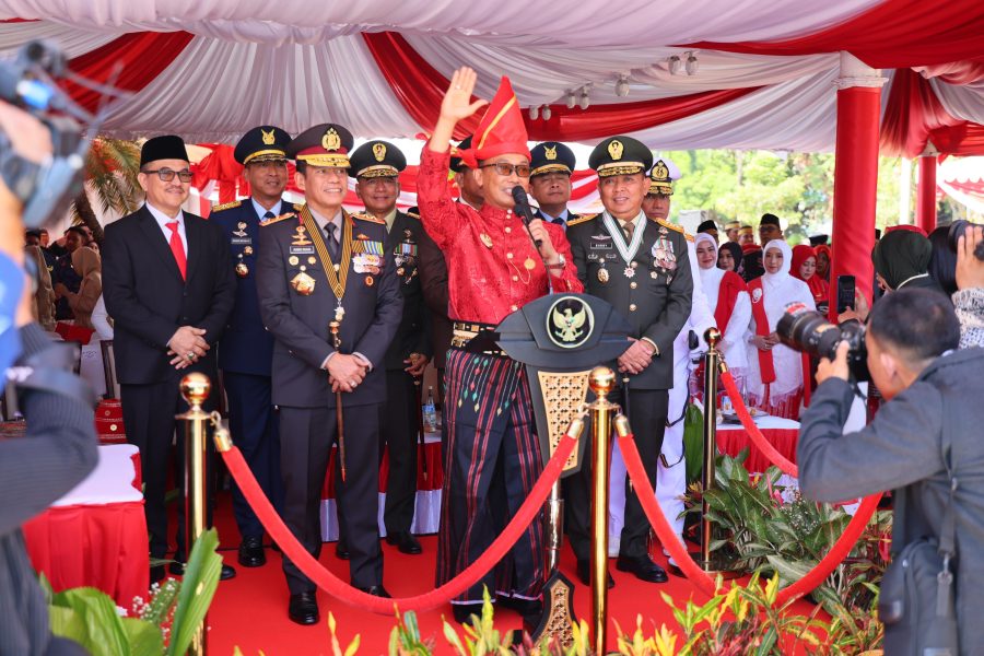 Kapolda Sulsel Hadiri Upacara Pengibaran Duplikat Bendera Merah Putih dalam Rangka Memperingati 79 Tahun Kemerdekaan RI di Rujab Gubernur Sulsel