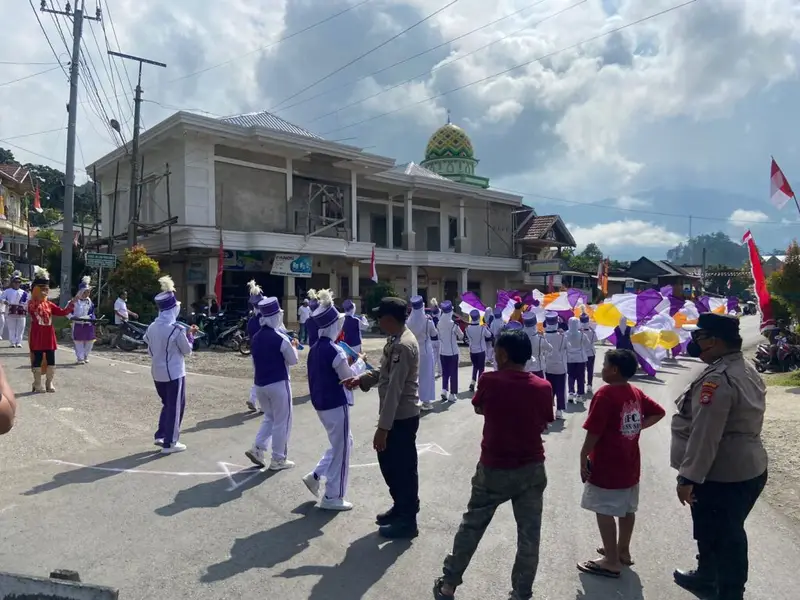 Personil Polsek Anggeraja, Laksanakan Pengamana Jalur Perlombaan Gerak Jalan Indah Yang Berada Di Desa Bamba Puang