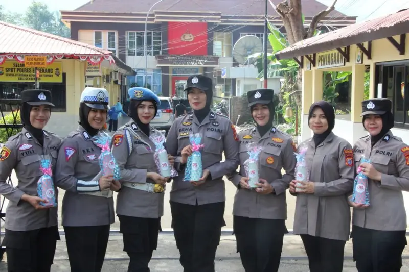 Sambut Hari Jadi Polwan Ke 76, Srikandi Polres Enrekang Gelar Giat Gatur Serta Pembagian Tumler