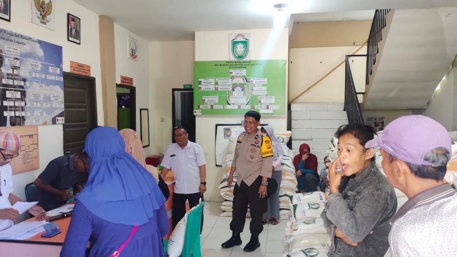 Kelurahan Lapadde Salurkan Bantuan Beras Cadangan Pangan, Bhabinkamtibmas Polsek Ujung dan Babinsa Kawal