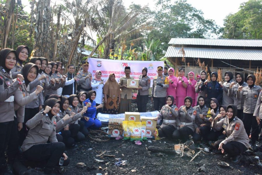 Kapolres Bone bersama Ketua Bhayangkari Beri Bantuan ke Warga Korban Kebakaran di Limpoe