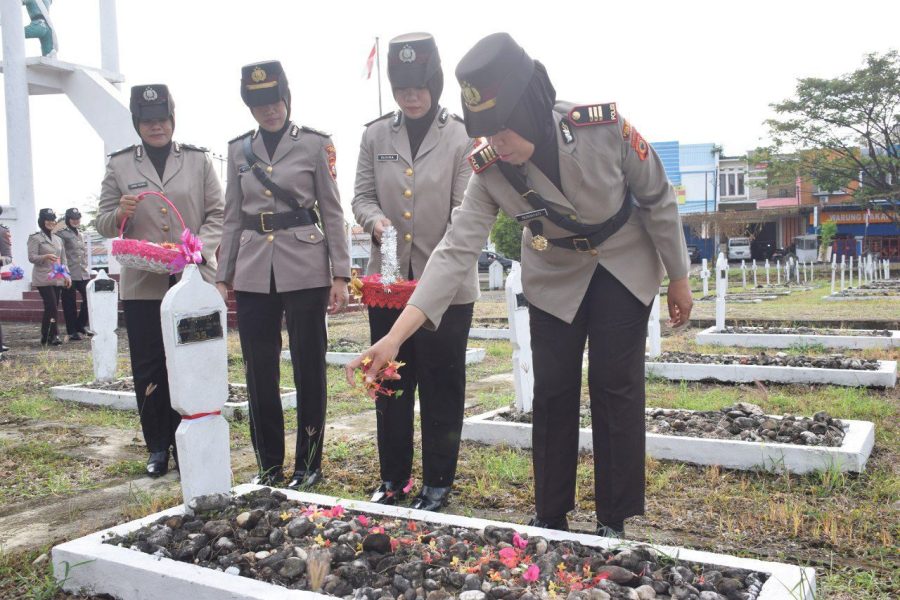 Memperingati Hari Jadi Polwan ke-76: Polwan Polres Bone Gelar Ziarah di Taman Makam Pahlawan Watampone